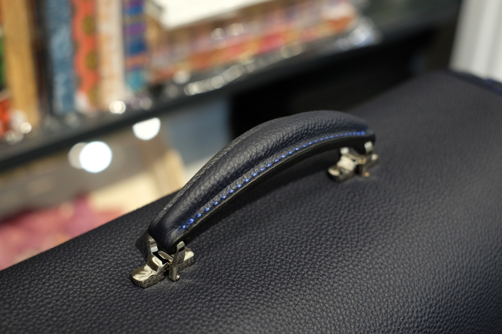 ル・ボナーさんより、シックな魅力溢れるマエストロが入荷しました
