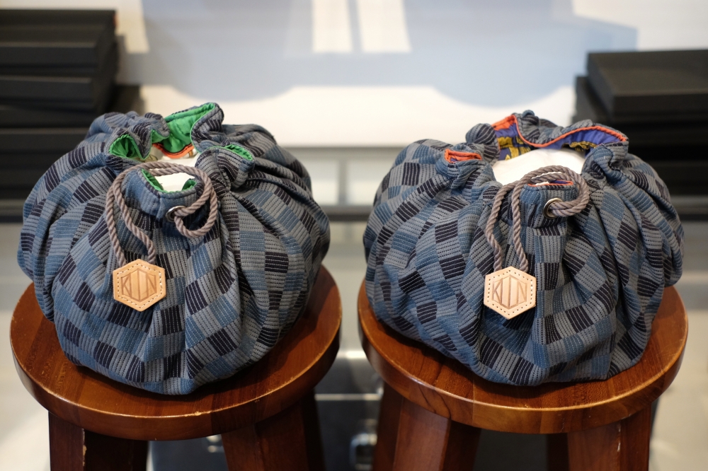 KUON（クオン）の市松二重織・ヴィンテージスカーフ巾着袋について
