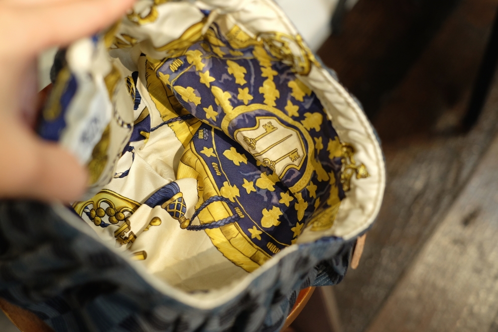 KUON（クオン）の市松二重織・ヴィンテージスカーフ巾着袋、一つだけ