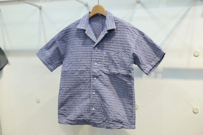 KUON（クオン）のとても珍しい織ピンタック・新万葉染半袖シャツ