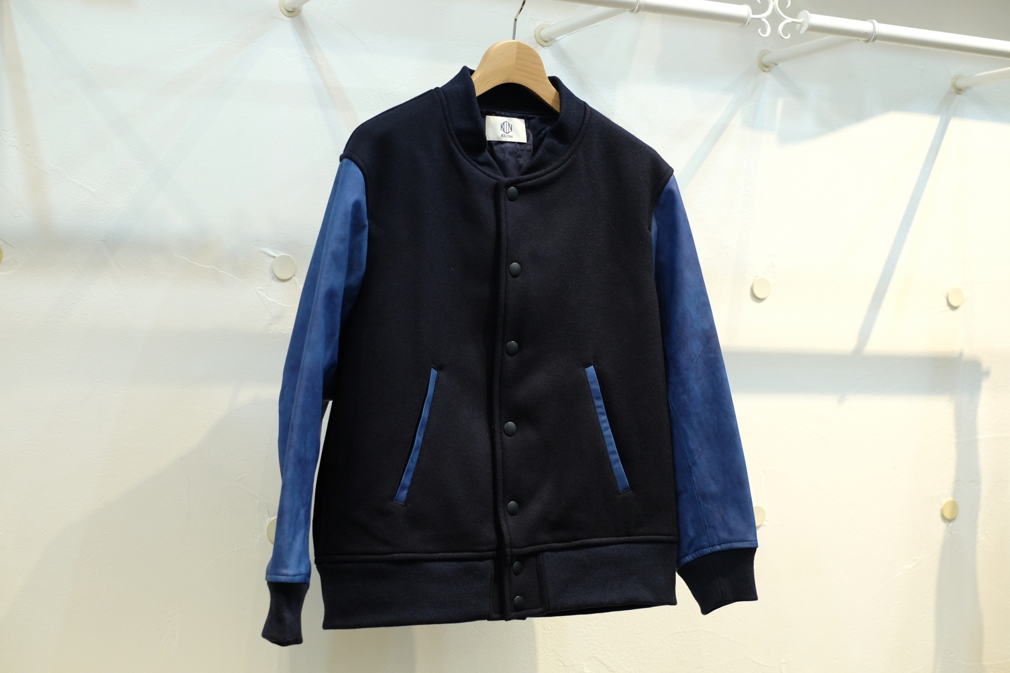 KUON（クオン）の美しさすら感じる、袖レザー・メルトンブルゾン