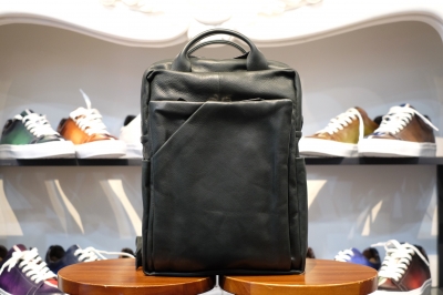 ル・ボナーさんより待望の新作、ペーパームーンリュックの完成です