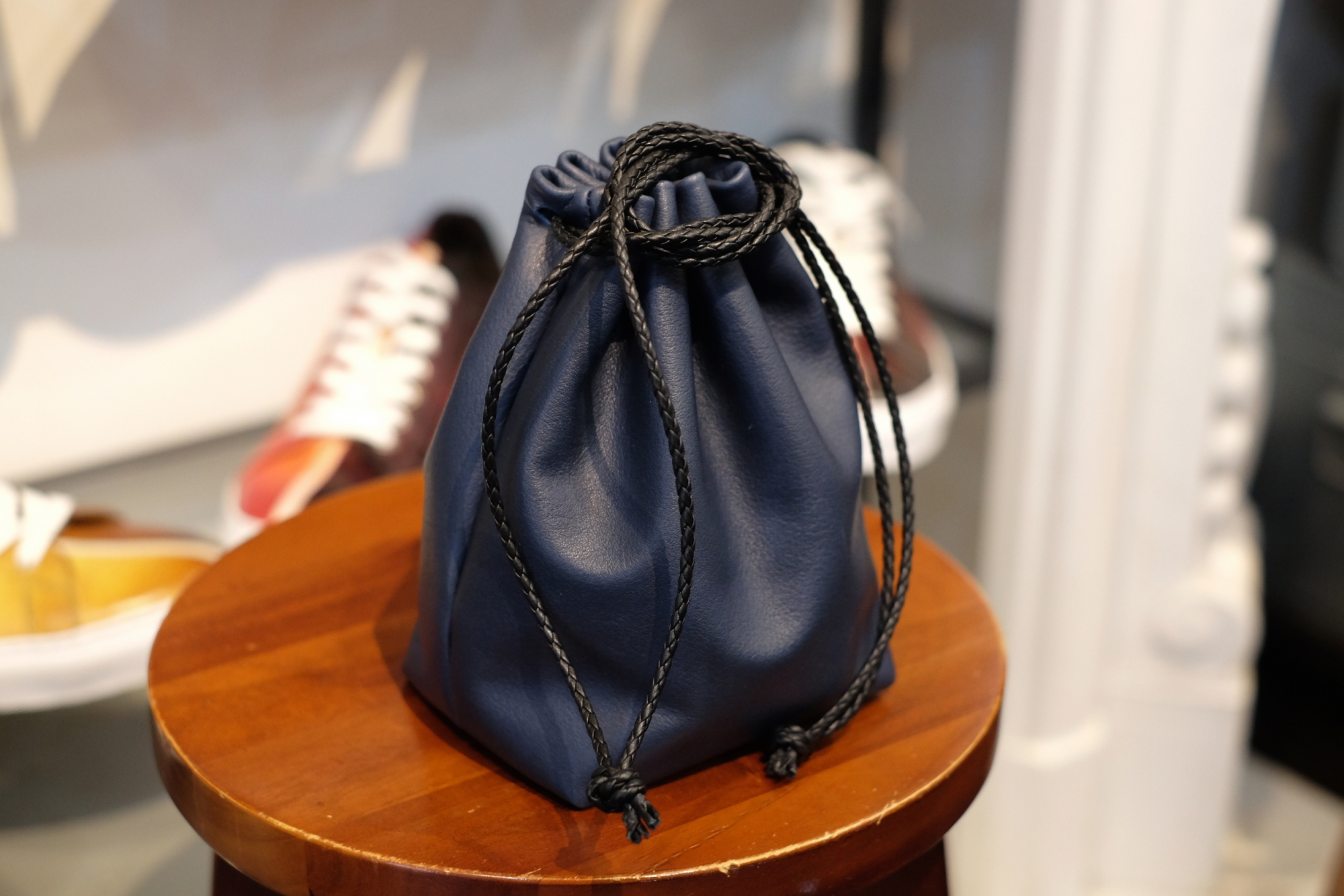 【数々のアワードを受賞】 COH×KFの質感極めて素晴らしいディアキップレザー巾着袋について 財布・ケース・小物入れ