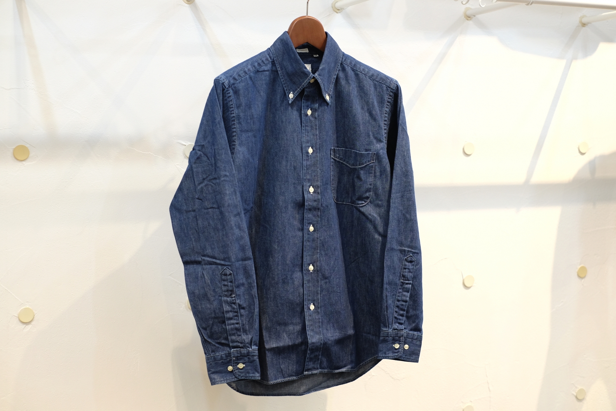 Workers（ワーカーズ）さんの、デニムボタンダウンシャツ
