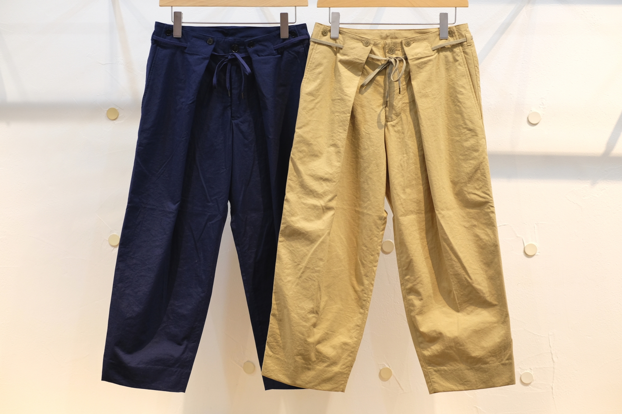 KUON（クオン）さんの、想定以上に良く仕上がってきた2wayタックパンツ