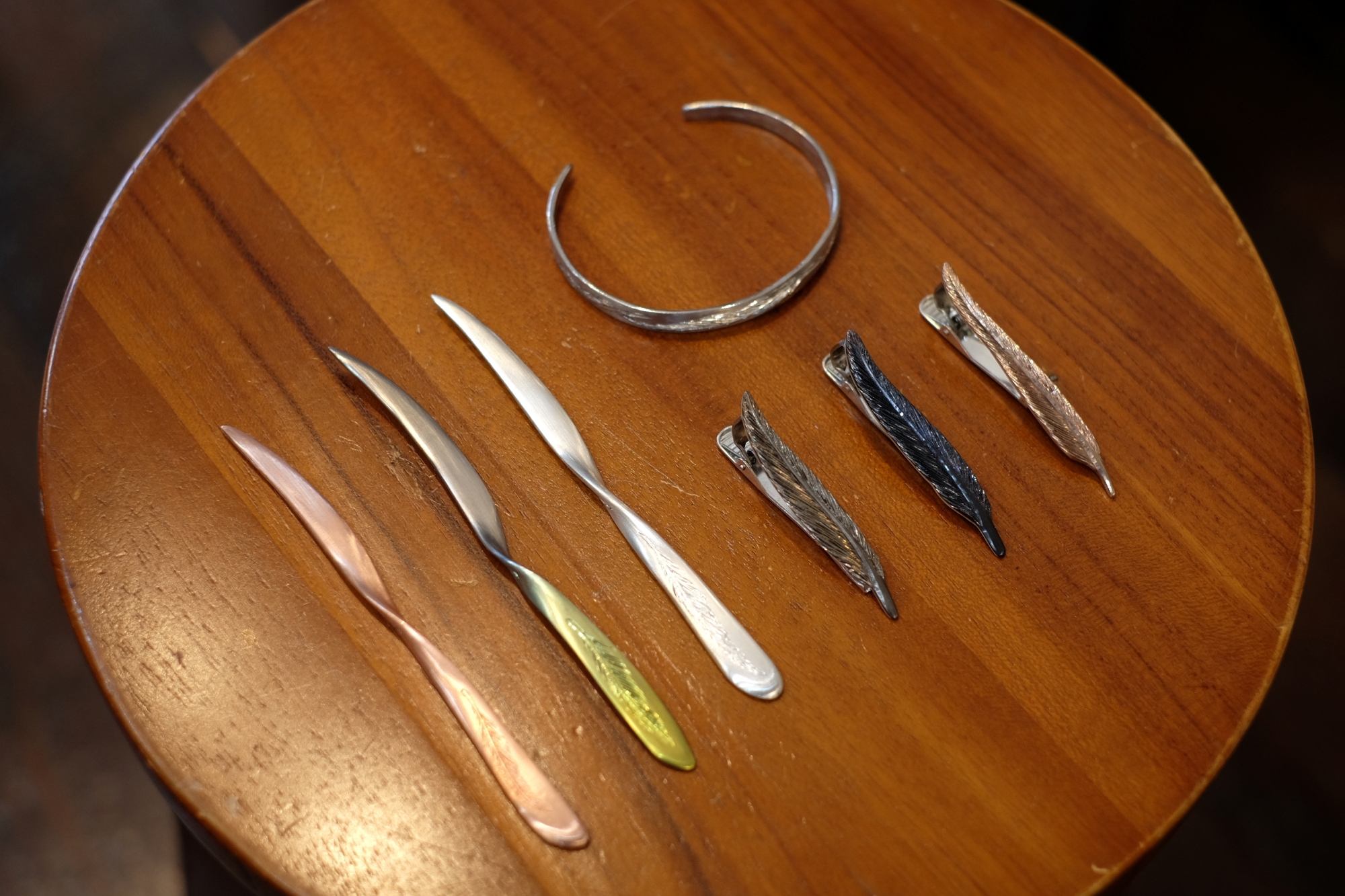 akihamaさんの色とりどりの金属による、色とりどりなフェザーアイテム