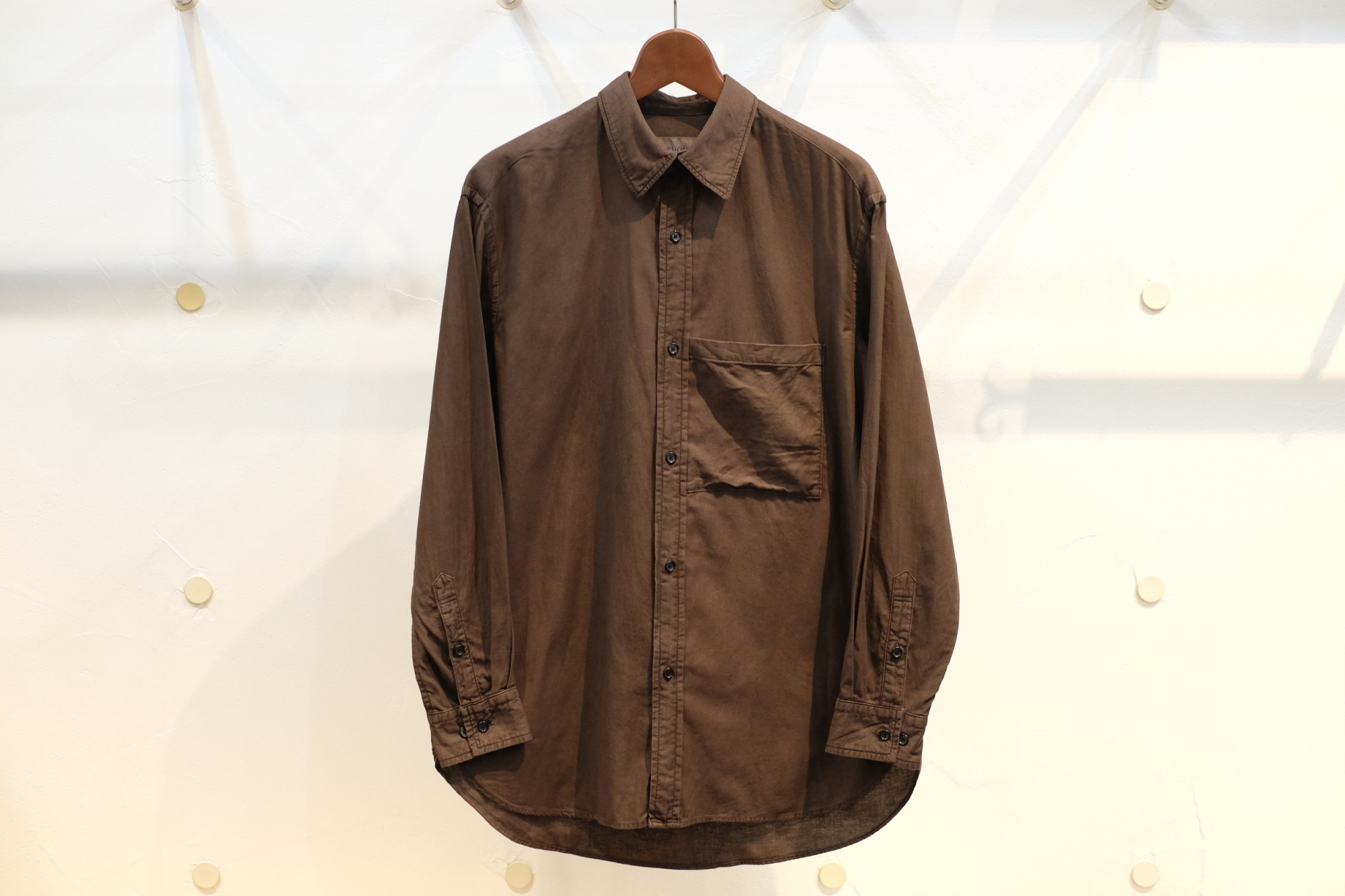 KUON（クオン）さんのシグネチャー入りした、藍染・泥染シャツ