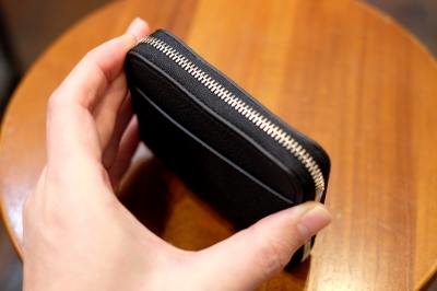 カンダミサコ　ポケットウォレット　プエブロ　オリーバ・ブラック カンダミサコ ポケットウォレットのレビュー。使い勝手
