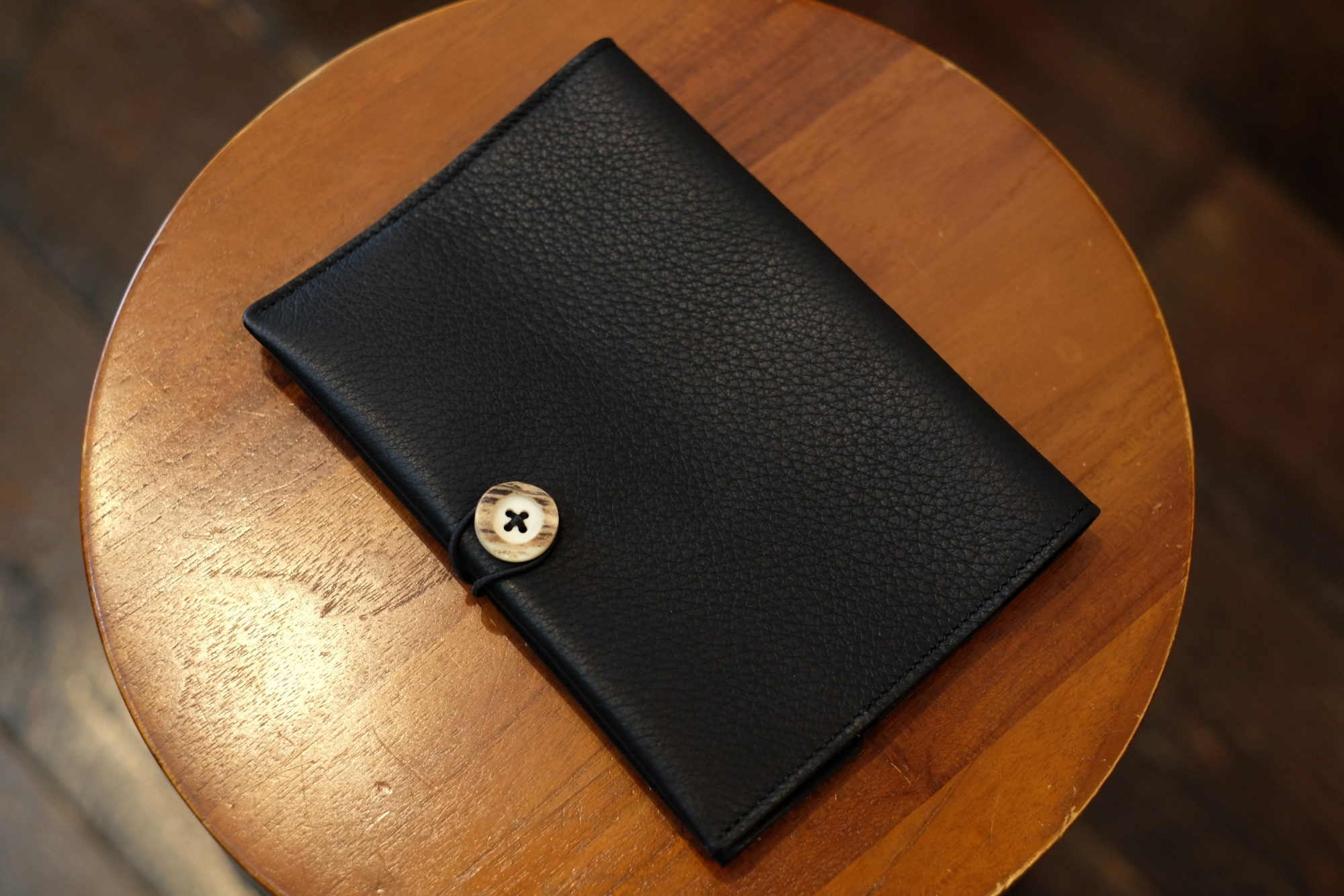11DROPSさんの、鹿革の質感素敵な小物たち、キーケースとブックカバー