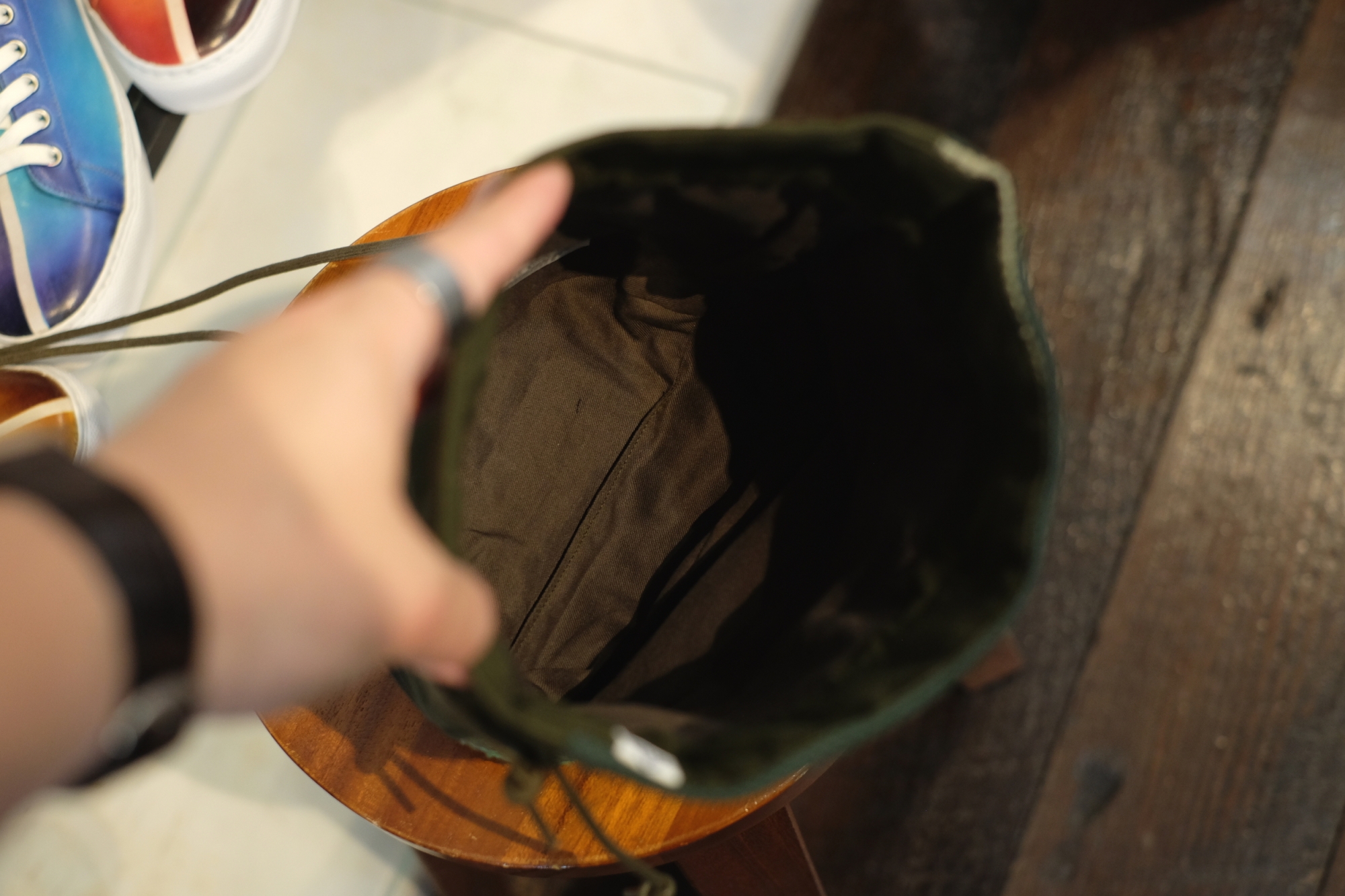 KUON 巾着バッグ　裂織り　フォレストグリーン KUON（クオン）さんのアップデートされた様々な素材での巾着