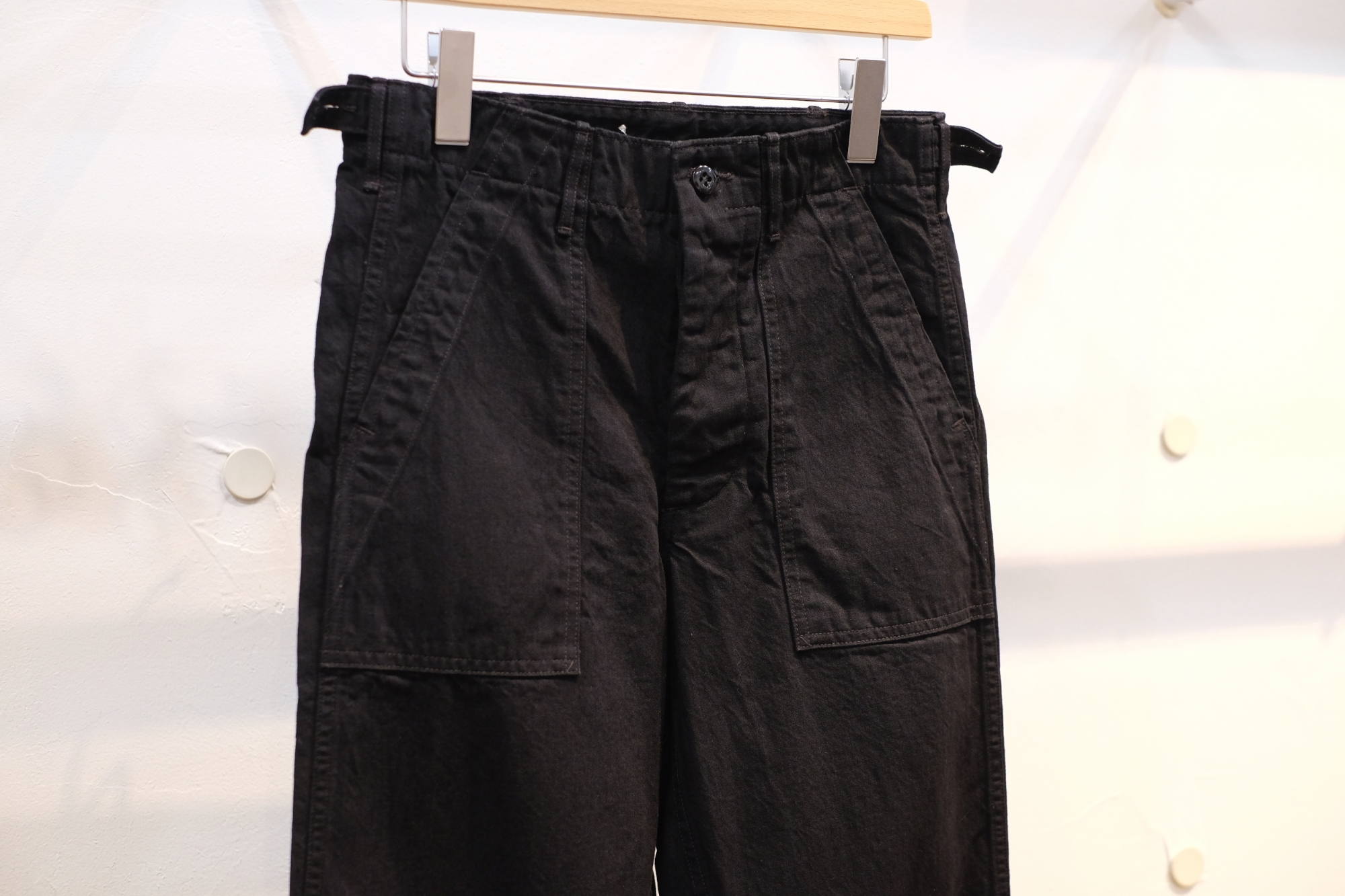 Workers（ワーカーズ）さんの、ブラックデニムでのベイカーパンツ