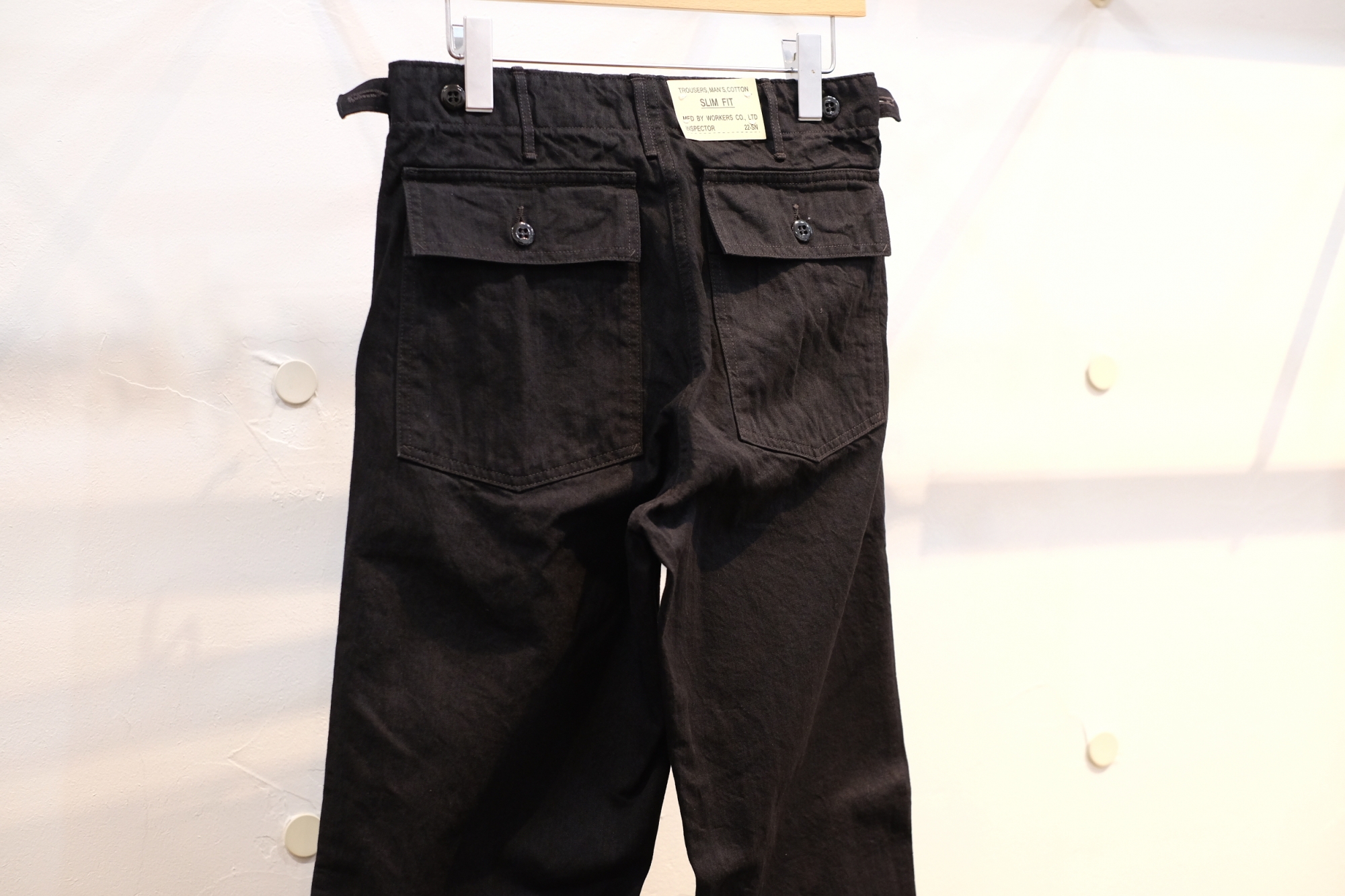 Workers（ワーカーズ）さんの、ブラックデニムでのベイカー