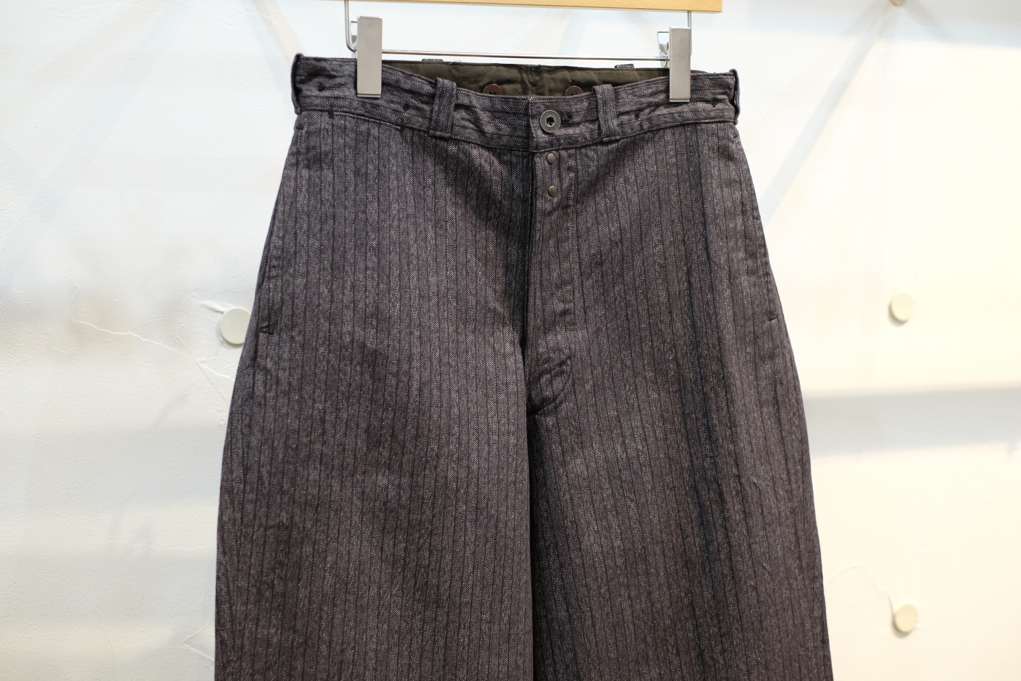 Workers（ワーカーズ）さんのフレンチヘリンボーンパンツは