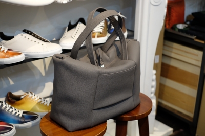 カンダミサコさんより、今年ラスト入荷で素敵なトート、tone（トーン