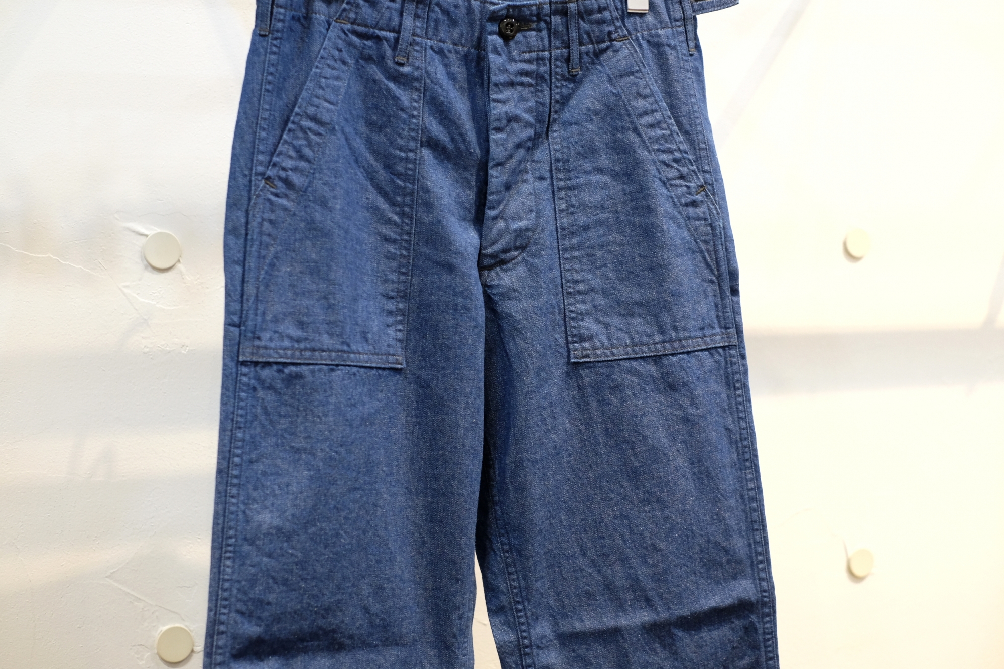 Workers（ワーカーズ）さんのインディゴデニムベイカーパンツ