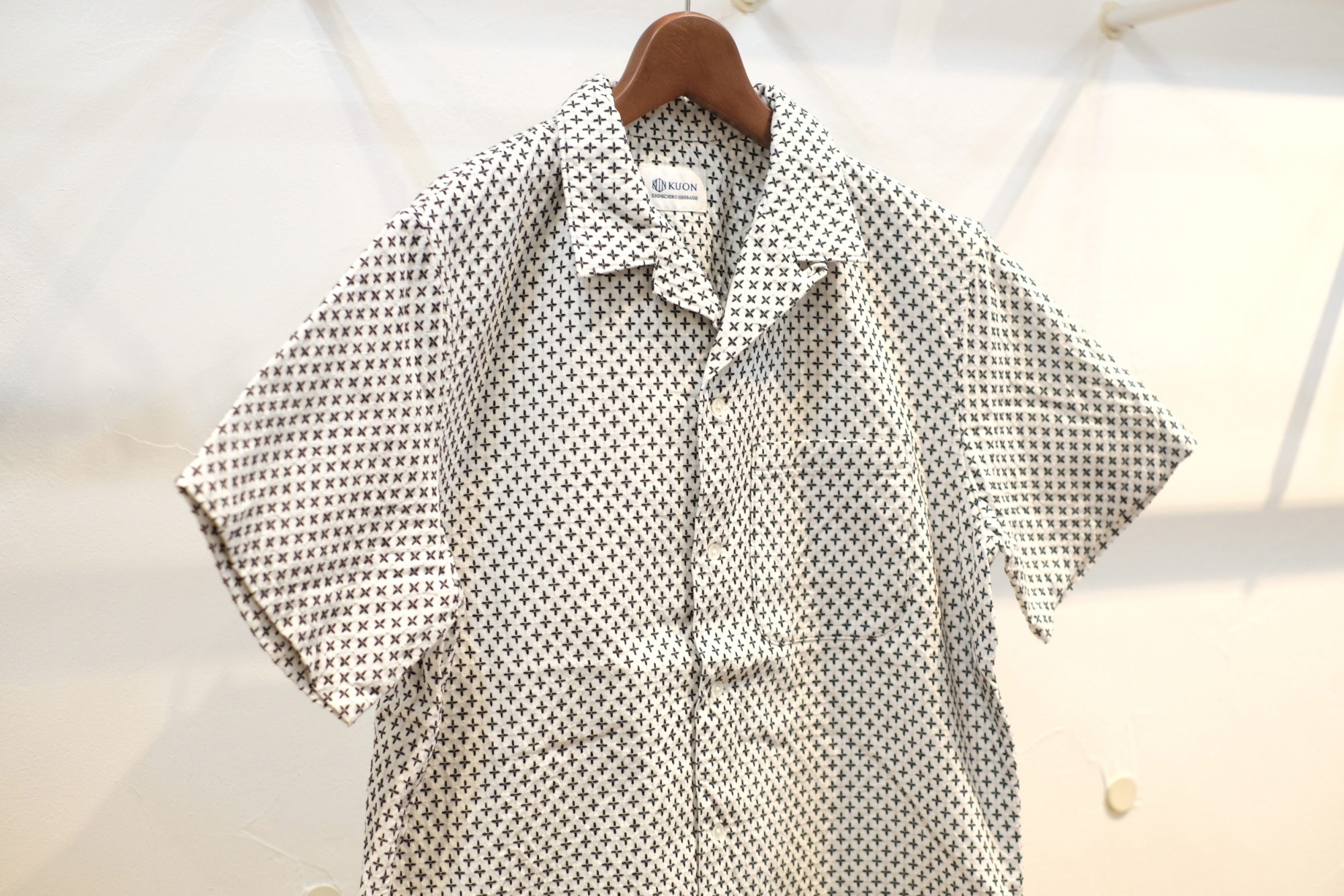 KUON 十字刺子織 レギュラーカラー シャツ クオン 21SS Sサイズ KUON 十字刺子織 レギュラーカラー シャツ クオン 21SS Sサイズ