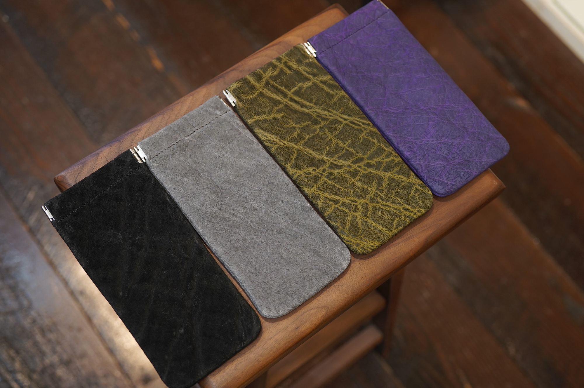 カンダミサコさんのエレファントを贅沢に用いた、バネ口ペンケース