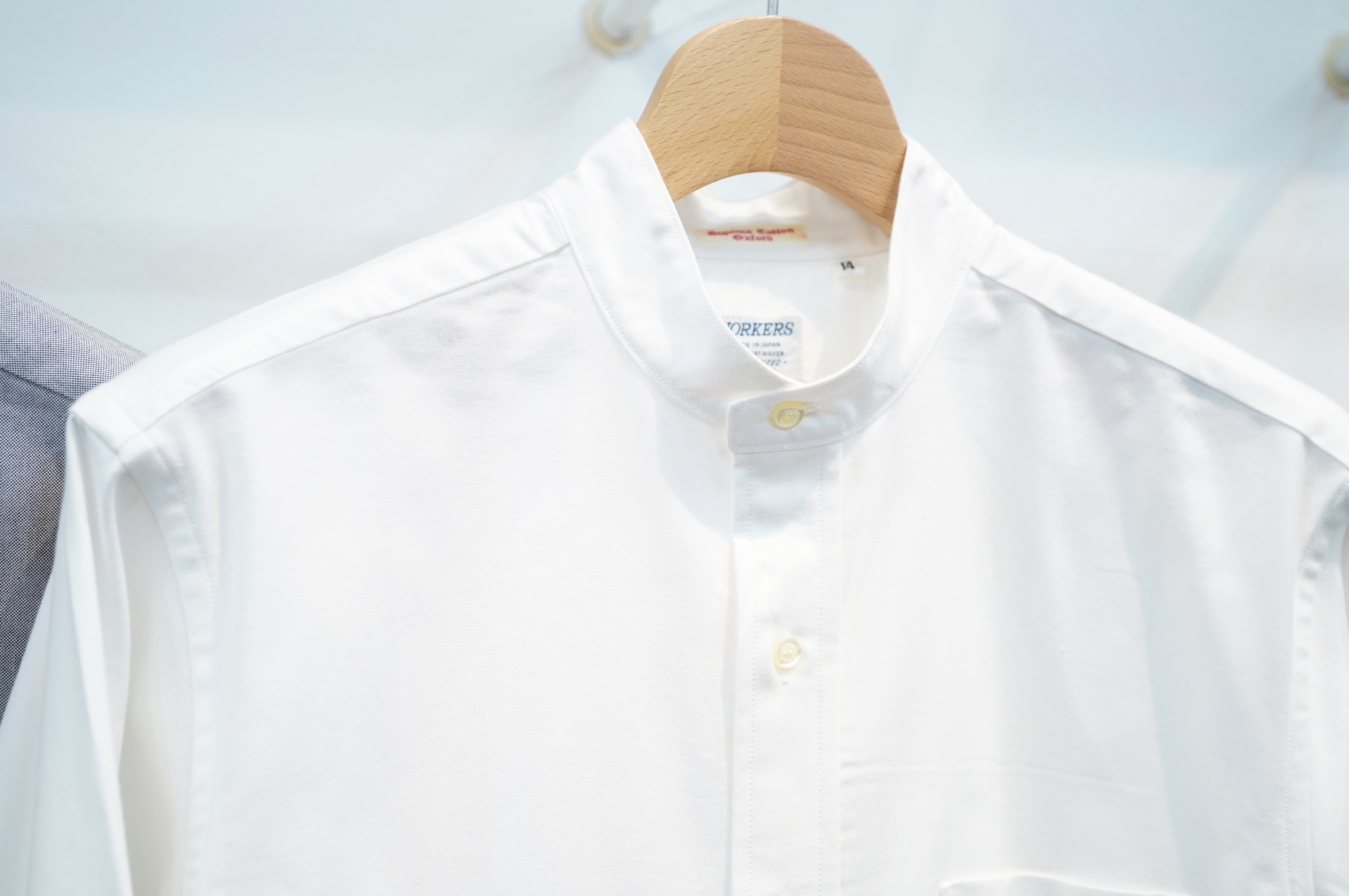 Workers（ワーカーズ）さんの、キリっと素敵なバンドカラーシャツ