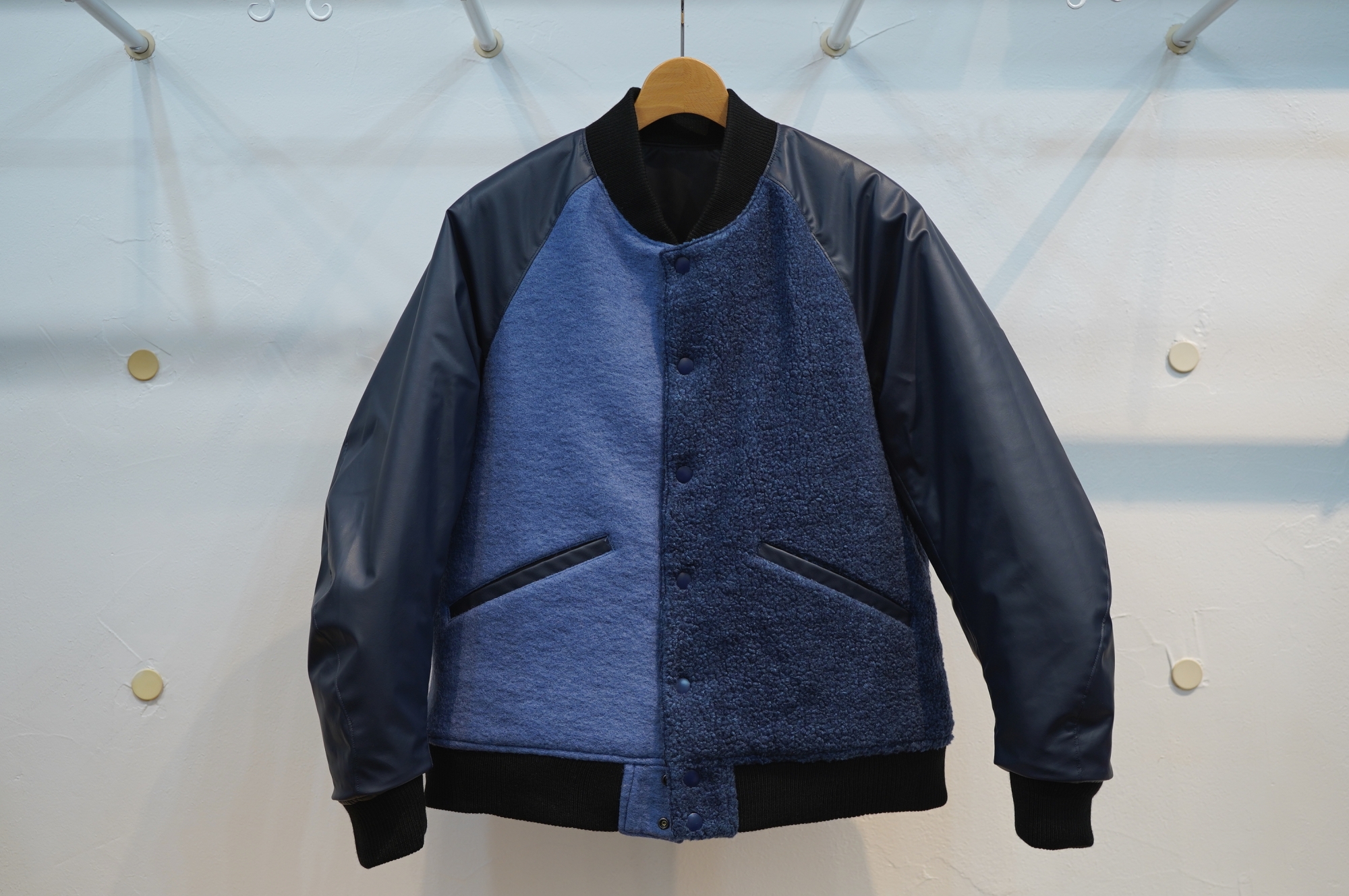 KUON（クオン）さんのリバーシブルボンバージャケットは非常にあたたか