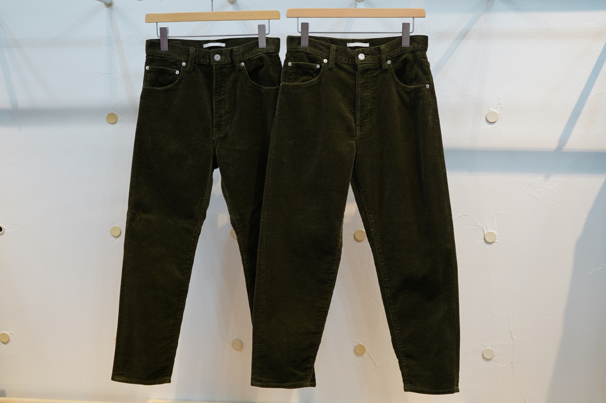 美品　HATSKI ハツキ コーデュロイ ワイドテーパードパンツ HATSKI（ハツキ）さんの風合い、色合い豊かなコーデュロイパンツたち