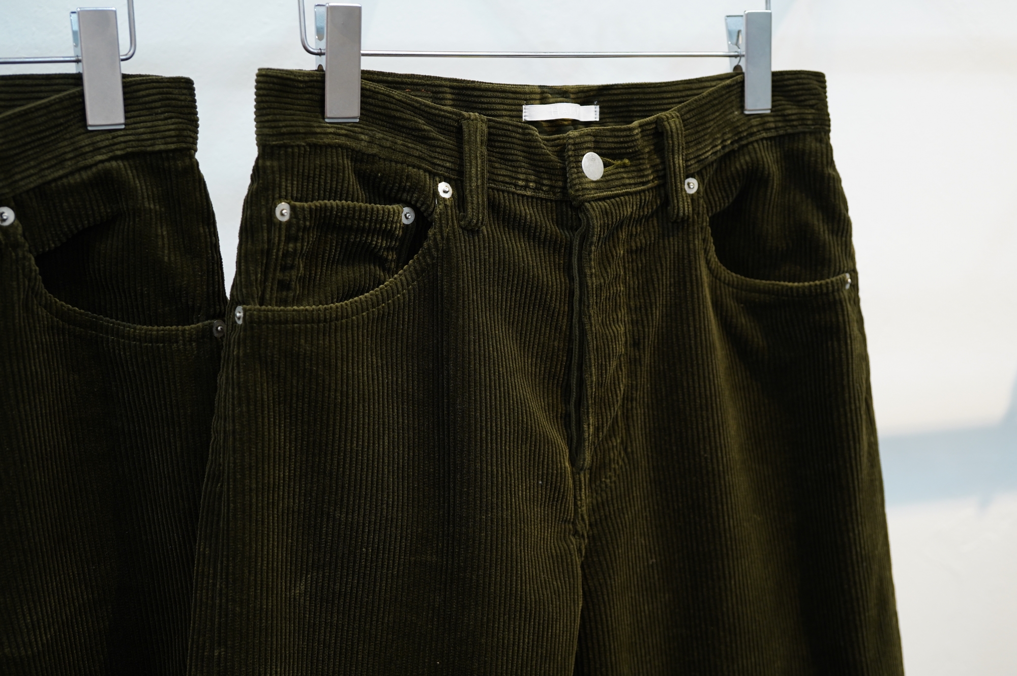 HATSKI（ハツキ）さんの風合い、色合い豊かなコーデュロイパンツ