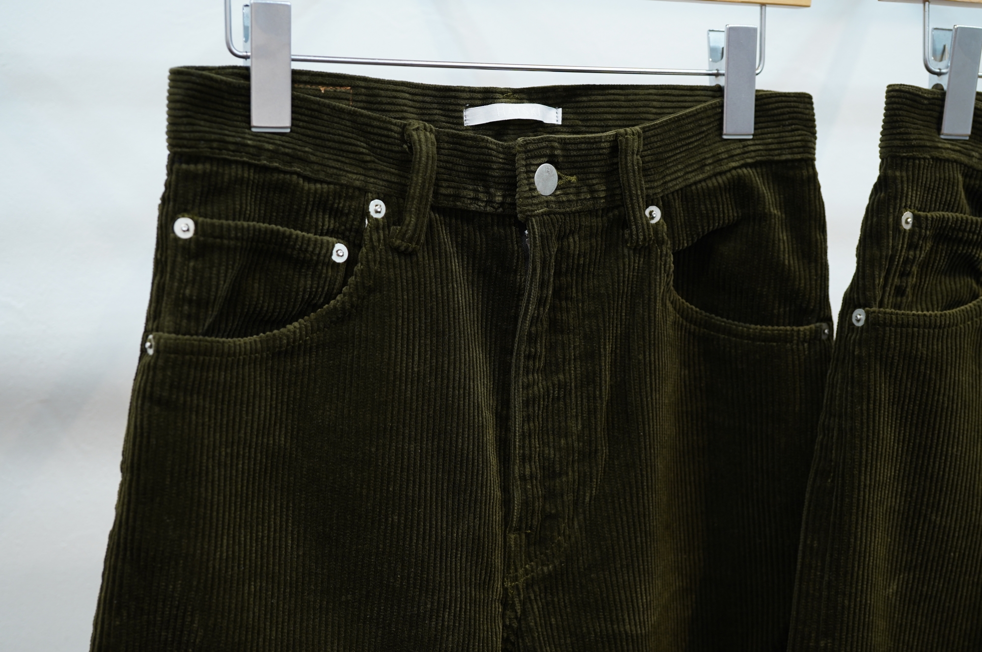 HATSKI（ハツキ）さんの風合い、色合い豊かなコーデュロイパンツたち