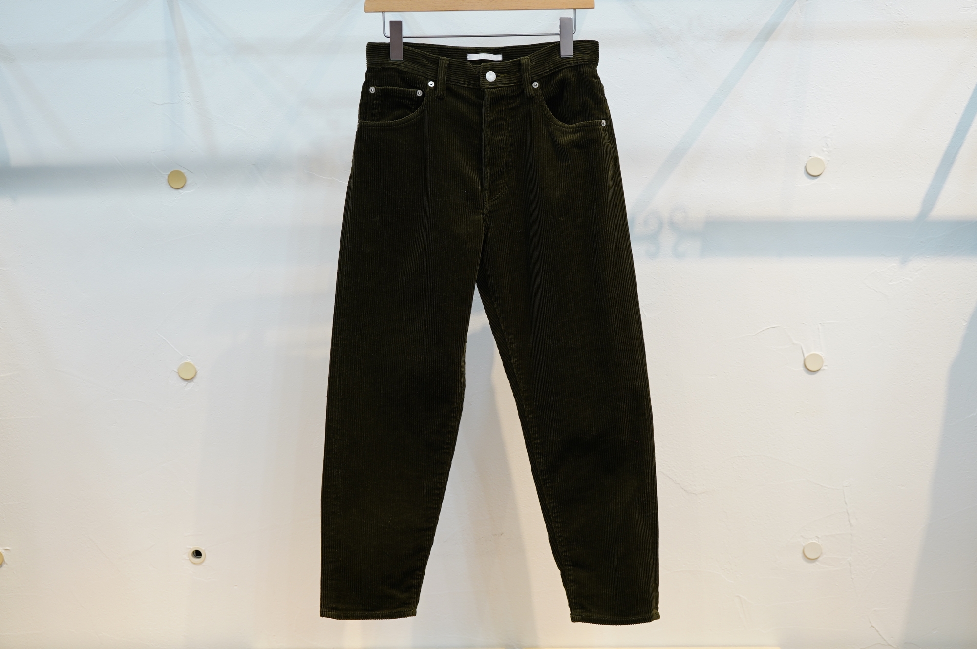 HATSKI（ハツキ）さんの風合い、色合い豊かなコーデュロイパンツ