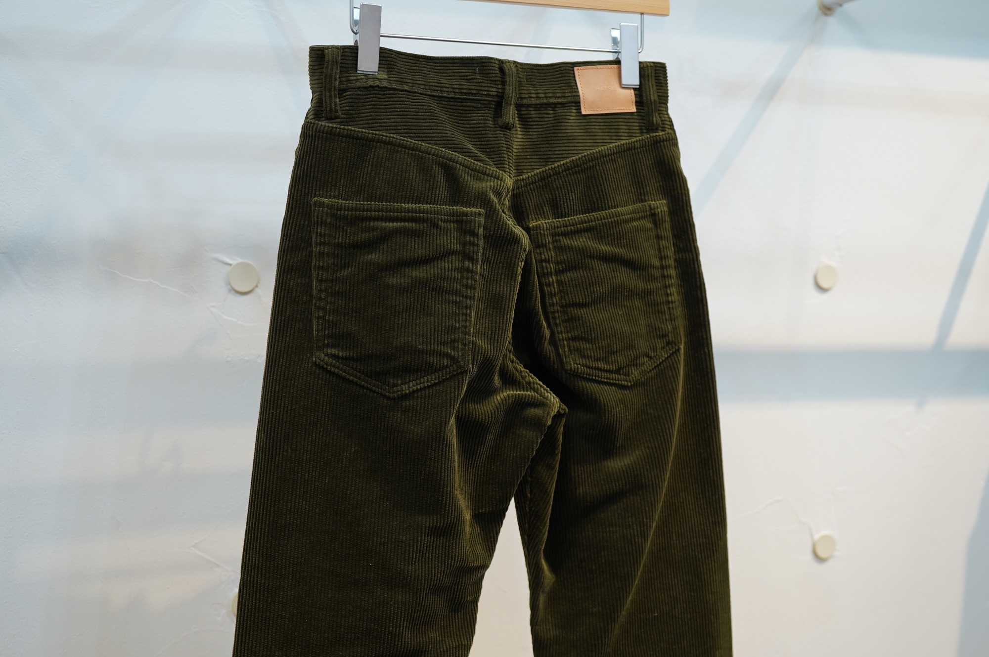 HATSKI（ハツキ）さんの風合い、色合い豊かなコーデュロイパンツたち