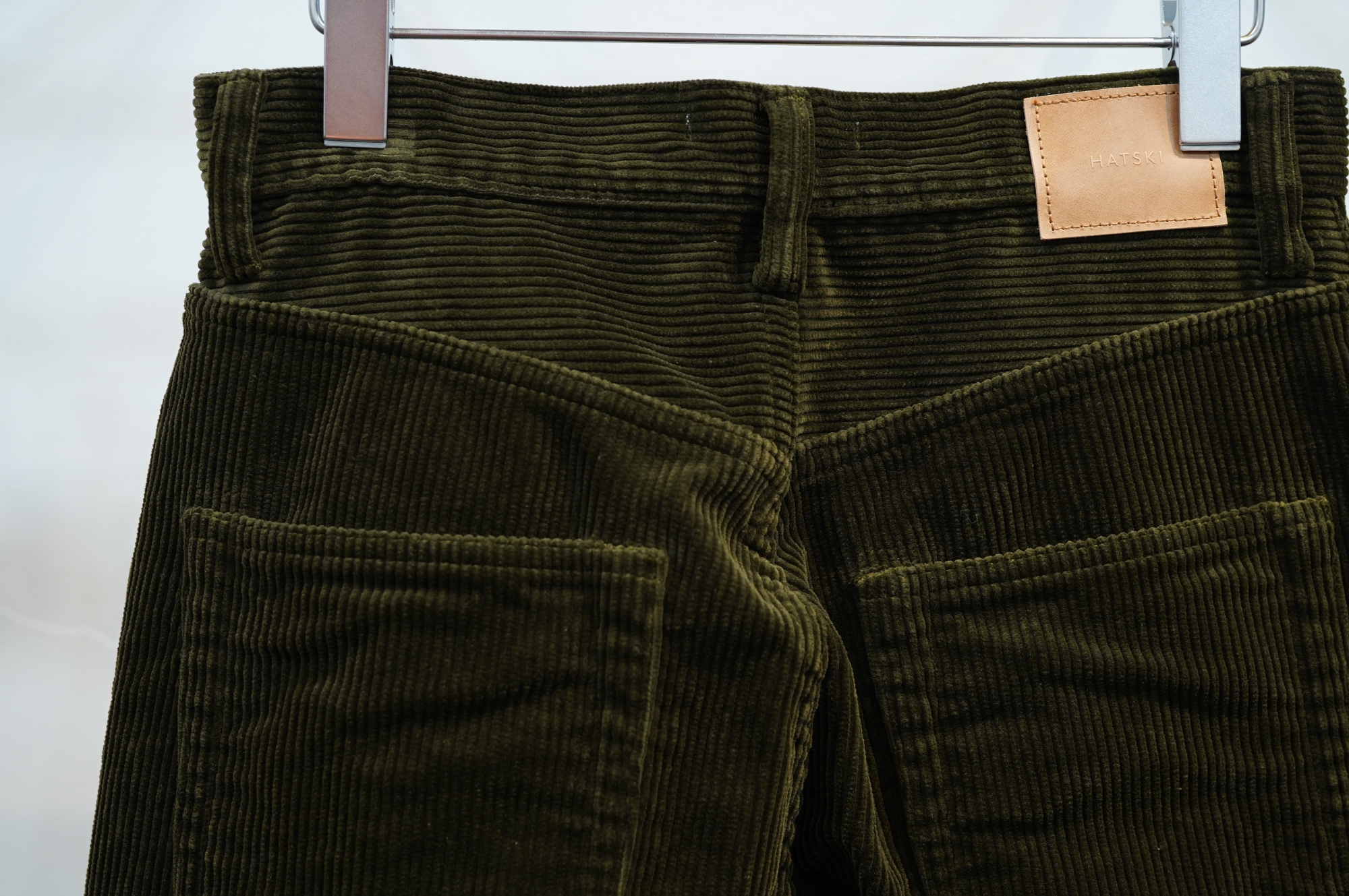 HATSKI（ハツキ）さんの風合い、色合い豊かなコーデュロイパンツたち
