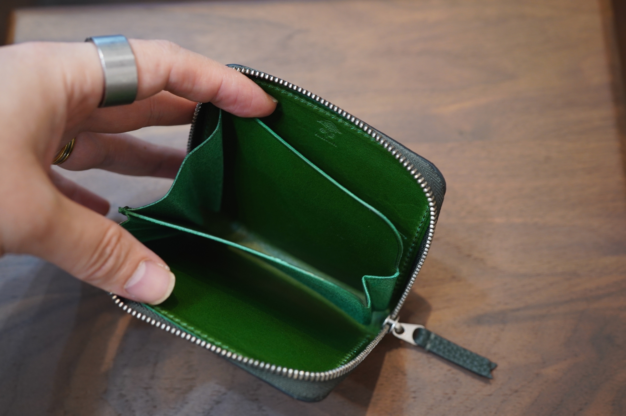 カンダミサコ ポケットウォレット プエブロ オリーバ・ブラック 【公式