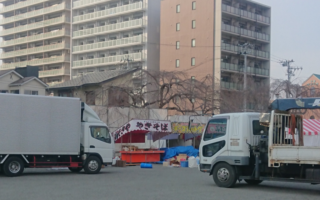でも屋台の準備は始まってました