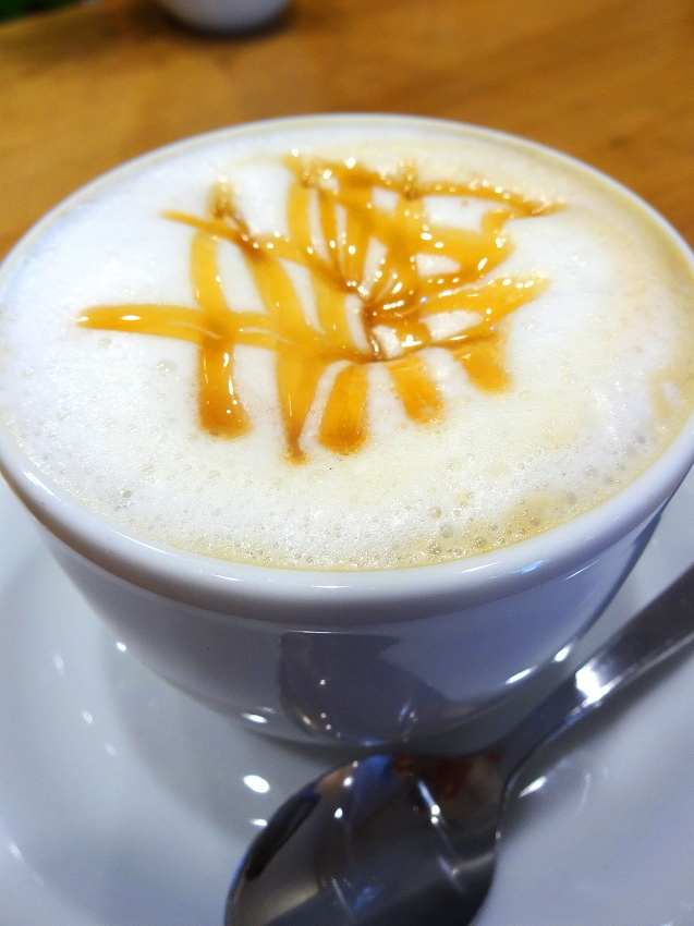 草加のきょうわカフェのキャラメルマキアートのアップ