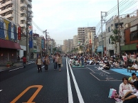 道路が観覧席と化してます