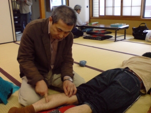 この辺りで反応点を探して、鍼を打つ。治るんだよ〜。