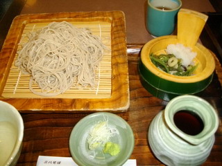 八福茶屋の冷やし山菜そば
