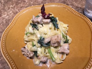 大山鶏もも肉と小松菜のゴルゴンゾーラクリームフェットチーネ