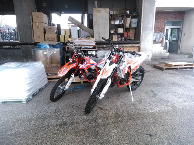 【決まりました】BETA     RR250 2ST  2018年　代理出品 2018 Beta 250/300 RR Two-Strokes First Look - Cycle News