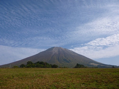 大山と秋の空