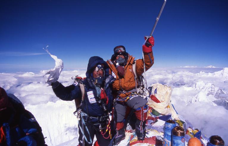 Pzスポーツカフェの Mtc五十嵐さん エヴェレスト８８４８m山頂 Npo Mtc会員の山の記録