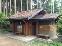 岩湧山頂下のトイレ
