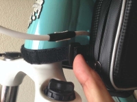 マジックテープがヘッドチューブに回りきらず