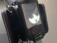スマホ収納部・・・下部が袋状になっていて出し入れしにくい
