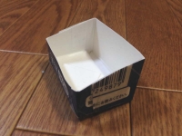 牛乳パック下部をカットして接合して上辺を斜めカット