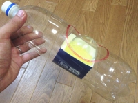 ペットボトルの内側に牛乳パックの底部分を貼り付ける
