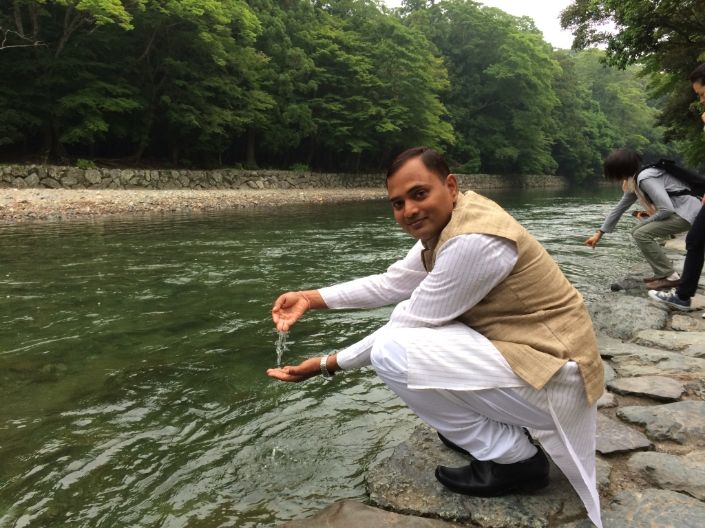五十鈴川で清めるDr.マウルヤ