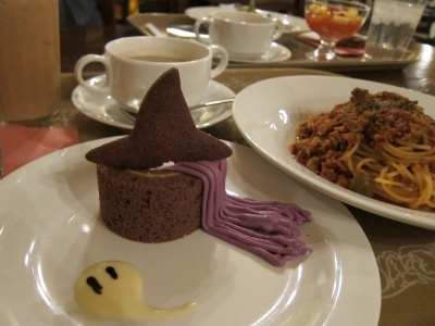 ケーキも魔女だぜ