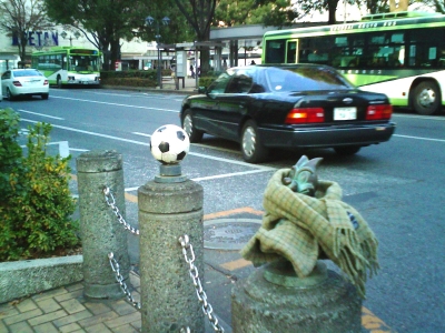 浦和レッズの本拠地浦和のサッカーボールとマスコットキャラクター