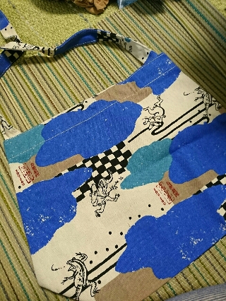 鳥獣戯画がデザインされたバッグ