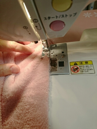 端を切ったフリースひざ掛けをミシンで縫い合わせる