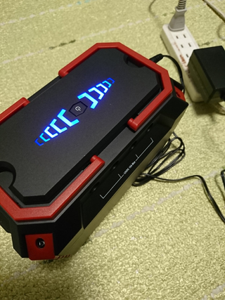 充電中のポータブル電源バッテリー